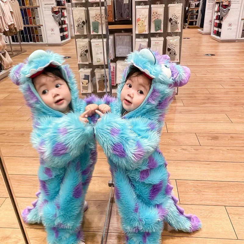 Söt babyjumpsuit med huva och dragkedja