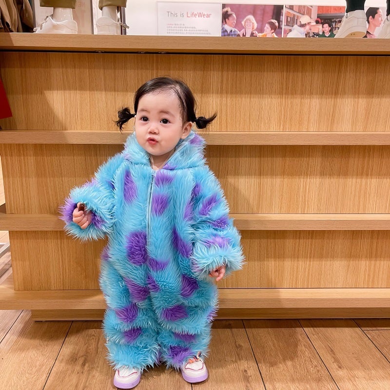 Söt babyjumpsuit med huva och dragkedja